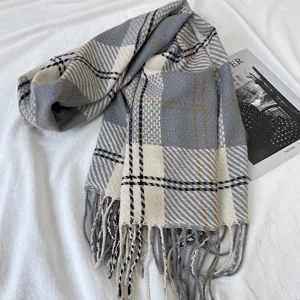 Femme hiver classique carreaux frange echarpe epaisse chaude confortable couple mode hivernale