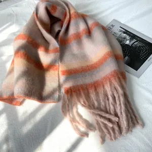 Vue détaillée de l'écharpe rayée en mohair doux automne hiver avec franges chaudes.