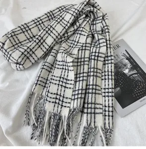 Écharpe d'hiver à carreaux douillette pour femmes et hommes avec belle finition à franges.