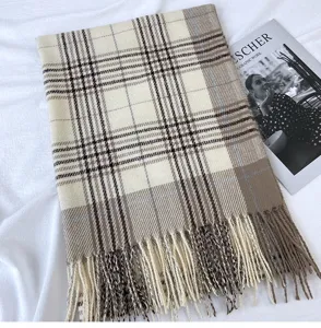 Sciarpa invernale classica a quadri da donna, scialle caldo con frange ed elegante scaldacollo.