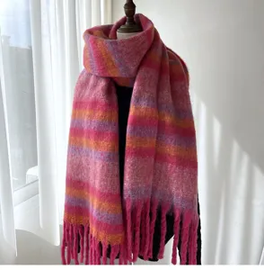 Gros plan détaillé sur l'écharpe à carreaux mohair duveteux, texture douce et franges.