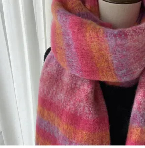 Écharpe d'hiver épaisse en mohair avec motif écossais rose et orange pour un look chaud.