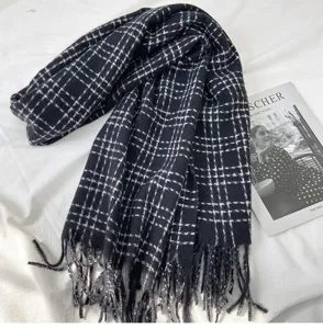Écharpe à carreaux noir et blanc hiver chaud franges tour de cou douillet accessoire mode détail