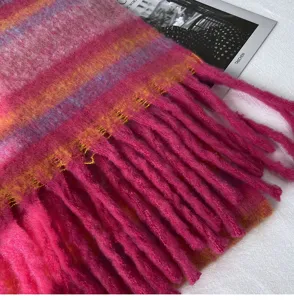 Écharpe femme d'hiver en mohair duveteux avec franges, douce et chaude à rayures.