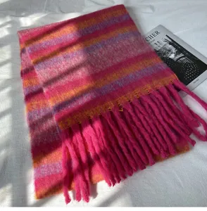 Écharpe d'hiver colorée en mohair rayé doux avec franges pour femmes mode et chaleur.