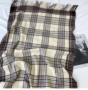 Vista dettagliata della sciarpa tartan da donna autunno inverno con frange morbida e calda.