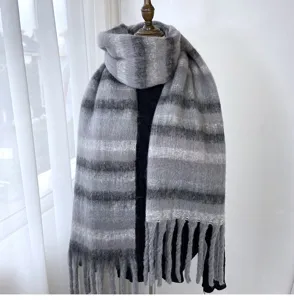 Écharpe d'hiver grise à carreaux avec franges, tissu doux et chaud pour femmes élégantes.
