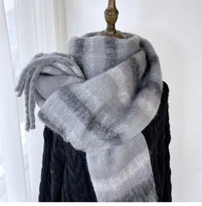 Écharpe à carreaux mohair douce pour femme, châle d'hiver chaud avec franges élégantes.