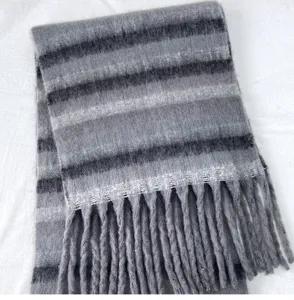 Détail d'écharpe à franges à carreaux gris avec texture mohair douce et jolies rayures.