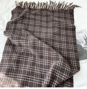 Écharpe à carreaux marron hiver chaud frangé châle doux tissu style élégant vue détaillée