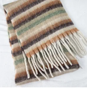 Écharpe en mohair rayée d'automne et d'hiver confortable avec franges pour femmes.
