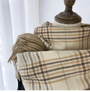 Sciarpa a quadri classica da donna, design con frange calde, accessorio accogliente ed elegante.