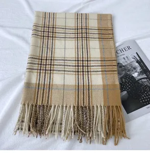 Dettaglio sciarpa a quadri con frange, classico motivo rétro caldo scialle invernale da donna chic.