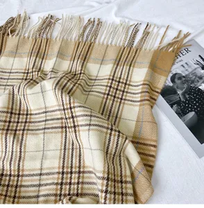 Accogliente sciarpa a quadri con frange, morbido design tartan caldo da donna, elegante.