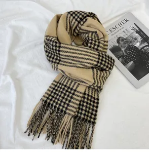 Detailaufnahme Herbst Winter Karomuster Fransen Schal weich warm modischer Unisex Halstuch