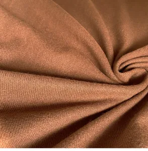 Nahaufnahme des weichen braunen Kaschmir-Gefühl Schals, zeigt feine Textur und Drapierung.