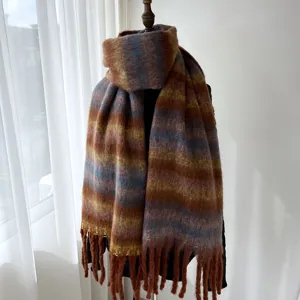 Écharpe d'hiver rayée en mohair doux avec franges chaleureuse écharpe tendance pour femme.