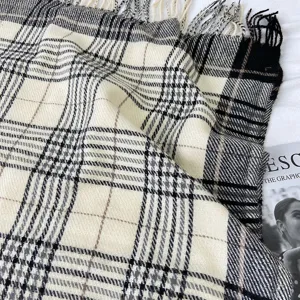 Sciarpa invernale a quadri classica con morbide frange, calda stola in maglia da donna.