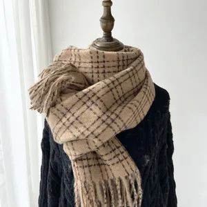 Écharpe à carreaux classique d'hiver pour femme, design à franges douillet et chaud foulard.
