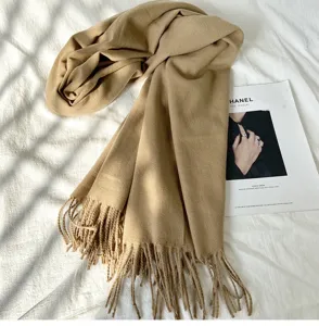 Detailaufnahme des einfarbigen Kaschmir-Gefühl Fransen Schals, weicher warmer Khaki Halstuch.