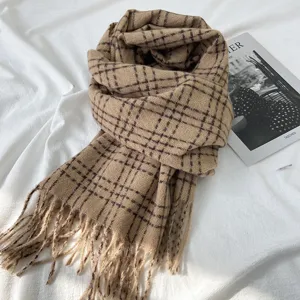 Chaleureuse écharpe d'hiver à carreaux et franges, style camel élégant pour femmes.