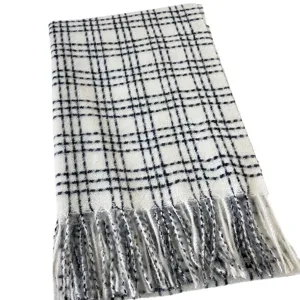 Écharpe d'hiver à carreaux noir et blanc classique pour femme, design chaud frangé.