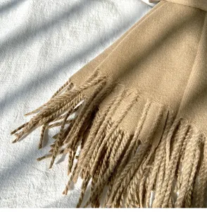 Einfarbiger Kunst-Kaschmir Winterschal mit Fransen, gemütlicher warmer Halswärmer Detail.