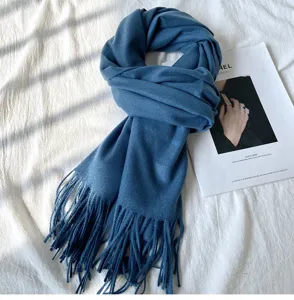 Behaglicher, blauer Winterschal aus weichem Cashmere-Gefühl mit Fransen für elegante Damen.