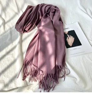 Detailansicht des weichen einfarbigen Fransenschals in Lila, kuscheliges Winteraccessoire