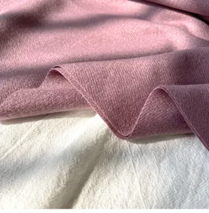 Nahaufnahme der weichen mauve Kaschmir-Gefühl Schal-Stoff Textur und elegante Drapierung.
