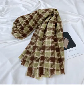 Echarpe hiver motif pied de poule vert marron franges effet cachemire mode femme vue detaillee