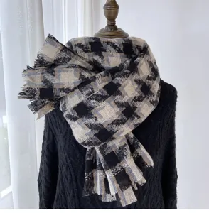 Détail d'écharpe d'hiver pied-de-poule, imitation cachemire douce avec franges pour femmes.