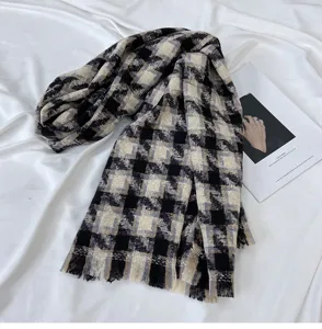 Gros plan sur l'echarpe hiver motif pied-de-poule, tissu doux effet cachemire avec franges
