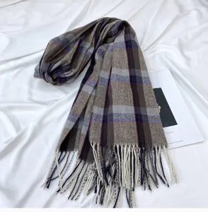 Écharpe d'hiver classique à motif écossais avec franges délicates et texture douce.