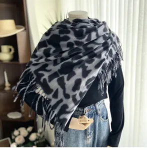 Winter imitation cashmere scarf for women, double-sided leopard print fringe shawl.