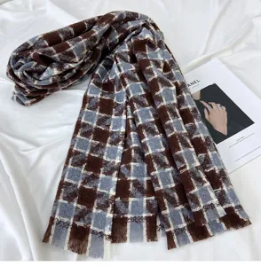 Écharpe d'hiver à carreaux effet cachemire douillette avec franges élégantes en détail.
