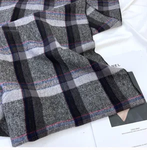 Gros plan détail de la texture de l'écharpe d'hiver classique à carreaux style cachemire.