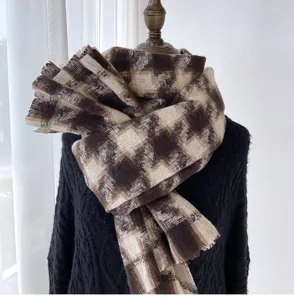 Détail d'écharpe hiver pied-de-poule marron, châle doux imitation cachemire à franges.