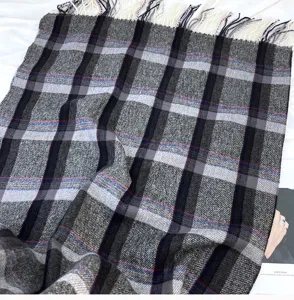 Écharpe à carreaux grise classique pour femme, en tissu doux imitation cachemire avec franges.