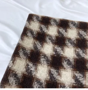 Détail de tissu d'écharpe en tricot pied-de-poule marron, cachemire doux col d'hiver gros plan