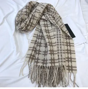 Classic retro plaid scarf for women, winter warm tassel cashmere-feel shawl daily wear.