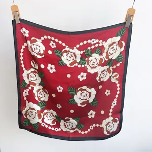Nieuwe vierkante zijden sjaal voor dames met elegante bloemenprint en chique parelketting.
