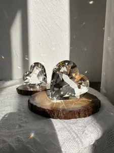 Facettiertes Kristallherz-Ornament mit Holzscheiben-Basis, klare glitzernde Tischdeko.
