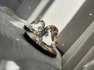 Detailaufnahme eines Herz-Kristallornaments mit facettiertem Schliff und tollem Lichtspiel.
