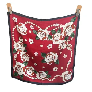 Chique rode vierkante zijden sjaal met witte camelia- en parelkettingprint voor dames.