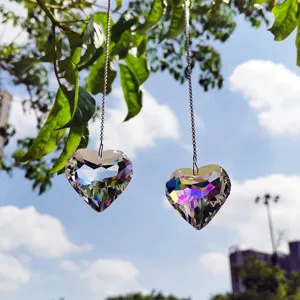 Dettaglio acchiappasole in cristallo a cuore scintillante con bellissima rifrazione di luce.