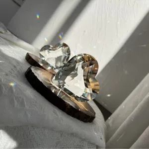 Herzförmiger Kristall Diamant Briefbeschwerer mit Holzsockel, wunderschöne Regenbogen Deko.