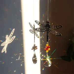 Primo piano di acchiappasole libellula cristallo con bellissime rifrazioni di luce colorate.