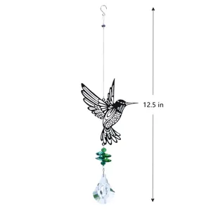 Vista dettagliata del acchiappasole in cristallo a forma di colibrì con perline e ciondolo.
