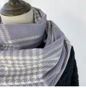 Nahaufnahme des dicken Hahnentritt-Schals mit weicher violetter Textur und elegantem Fall.